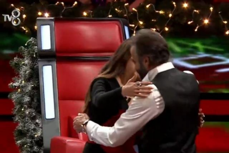 O Ses T&uuml;rkiye yılbaşı b&ouml;l&uuml;m&uuml;ne Ebru G&uuml;ndeş ve Kerem Alışık damga vurdu