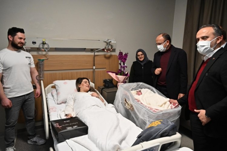 Başkan Aktaş yılın ilk bebeklerini ziyaret etti