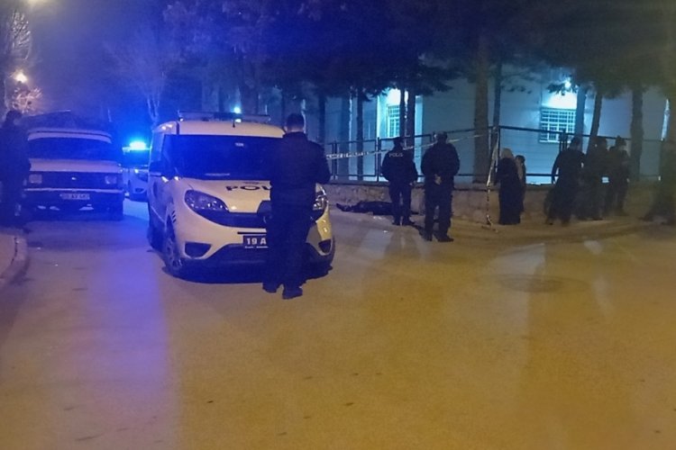 &Ccedil;orum'da yabancı uyruklu gen&ccedil; kaldırımda &ouml;l&uuml; bulundu