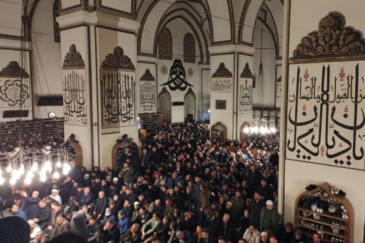 Yılın ilk sabah namazında binlerce kişi Ulucami'de şehitler i&ccedil;in dua etti