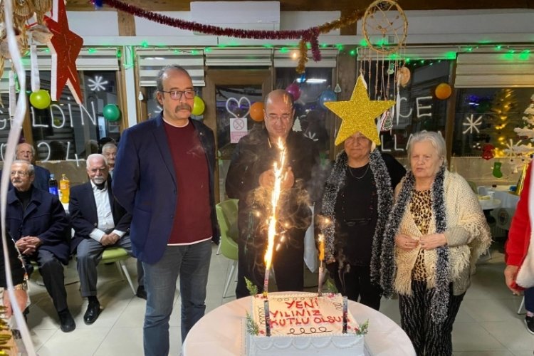 Gemlik Belediyesi yaşlı konuk evinde yılbaşı sevinci