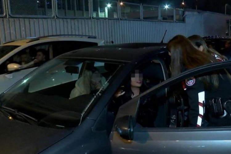 Ehliyetsiz yakalanan kadın s&uuml;r&uuml;c&uuml;n&uuml;n pişkinliği pes dedirtti!