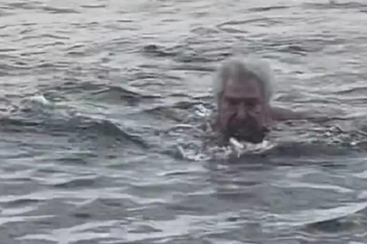 Erdal &Ouml;zyağcılar, yeni yılı denizde karşıladı