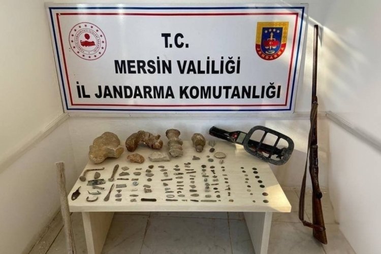 Mersin'de ka&ccedil;ak kazı yaparken yakalandı, evinde tarihi eserler &ccedil;ıktı