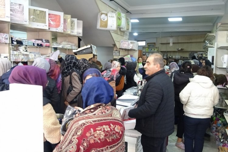 K&uuml;tahya'da mağaza indirimi izdihama neden oldu