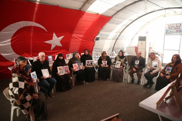 Diyarbakır anneleri yeni yılın ilk g&uuml;n&uuml;nde de evlatları i&ccedil;in n&ouml;bette