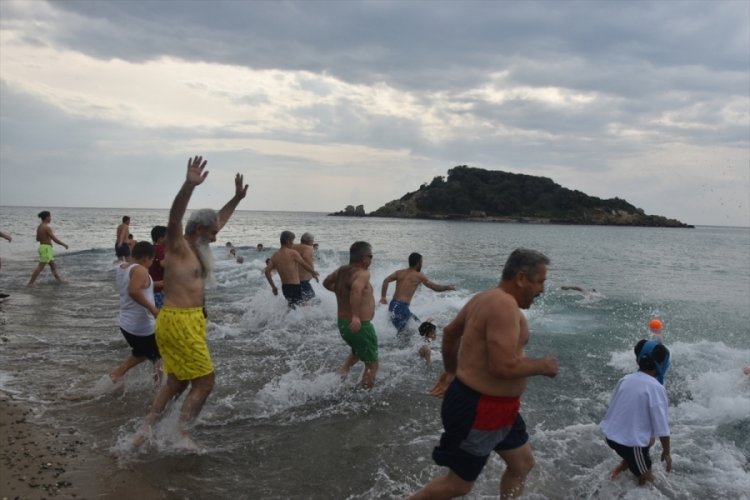 Mersin'de &ccedil;evre g&ouml;n&uuml;ll&uuml;leri yılın ilk g&uuml;n&uuml;nde denize girdi