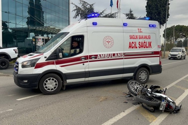 Kocaeli'de hafif ticari ara&ccedil;la &ccedil;arpışan motosikletin s&uuml;r&uuml;c&uuml;s&uuml; yaralandı