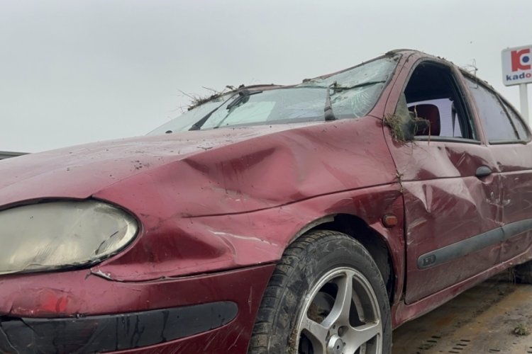 Elazığ'da otomobil ile tır &ccedil;arpıştı: 4 yaralı