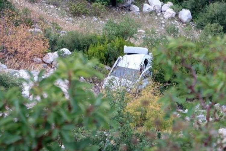 Eşiyle tartıştı, otomobili u&ccedil;uruma itti