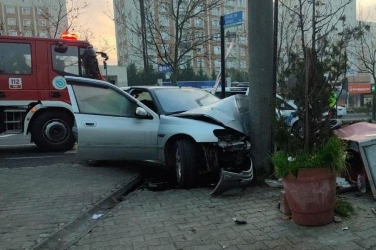 &Ouml;nce simit arabasına sonra beton direğe &ccedil;arptı