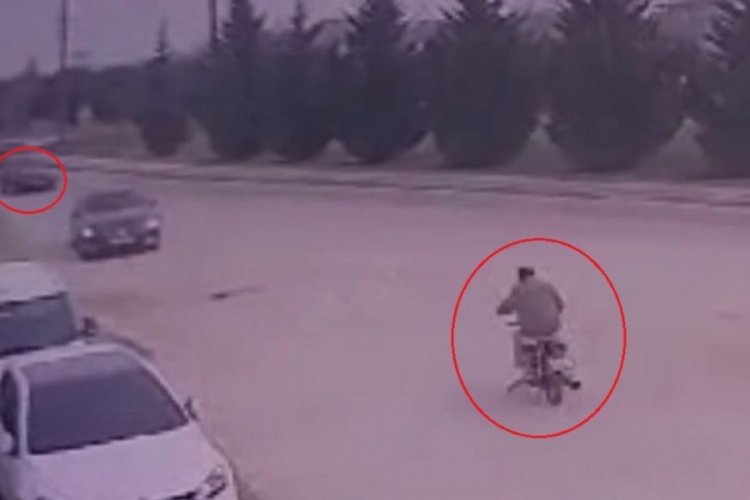 Bursa'da otomobilin altına giren motosikletli ağır yaraland