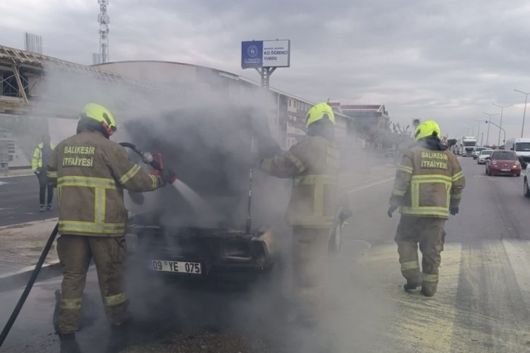 Balıkesir'de seyir halindeki otomobil k&uuml;le d&ouml;nd&uuml;