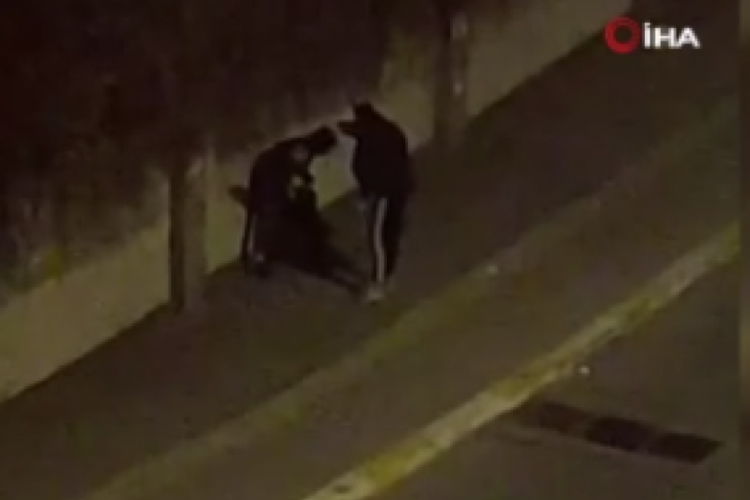 Tartıştığı kadını sokak ortasında s&uuml;r&uuml;kleyen şahıs kamerada