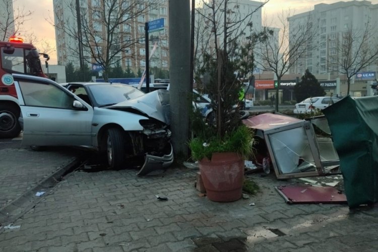 Tekirdağ'da ara&ccedil; &ouml;nce simit arabasına, sonra beton direğe &ccedil;arptı