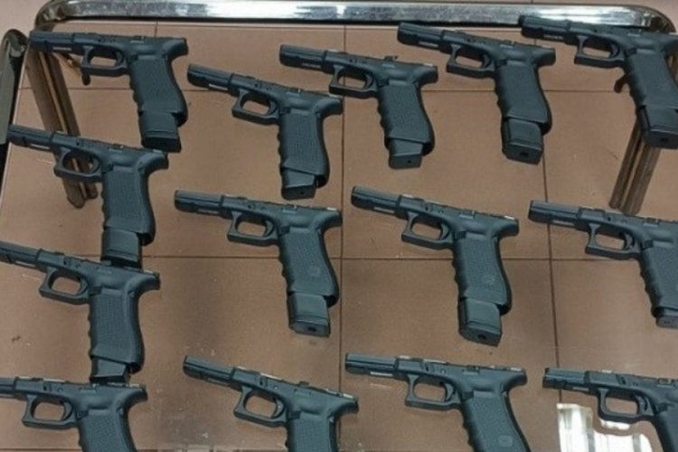 Bulgaristan g&uuml;mr&uuml;ğ&uuml;nde T&uuml;rk vatandaşının aracından 18 silah &ccedil;ıktı