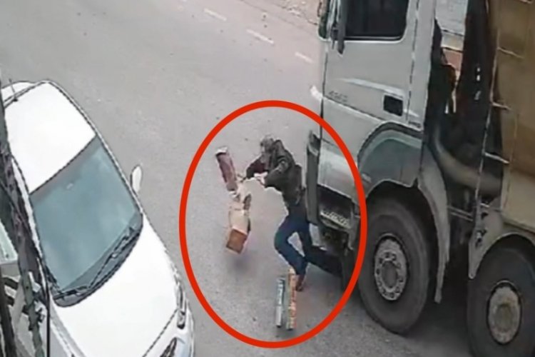 Bursa'da yolda y&uuml;r&uuml;rken hafriyat kamyonu &ccedil;arptı! Ağır yaralandı