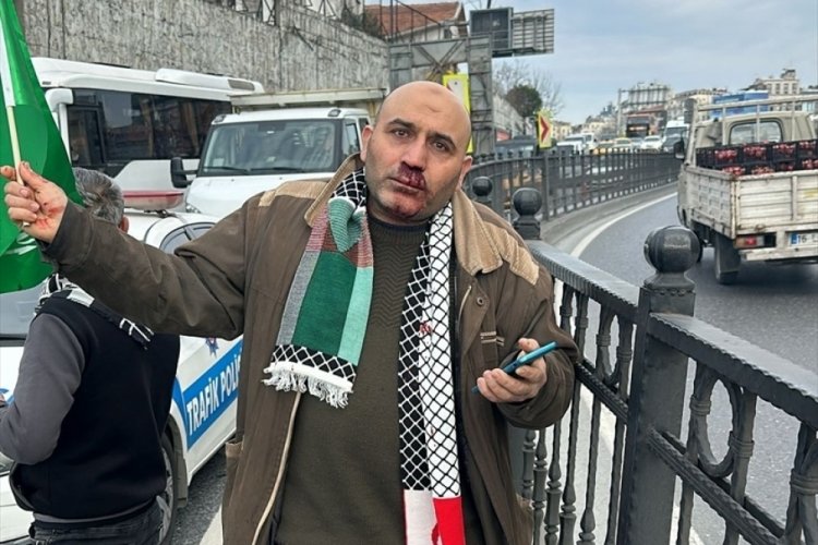 İstanbul'da Tevhid bayrağı a&ccedil;an şahsa yumruk atan gen&ccedil; tutuklandı