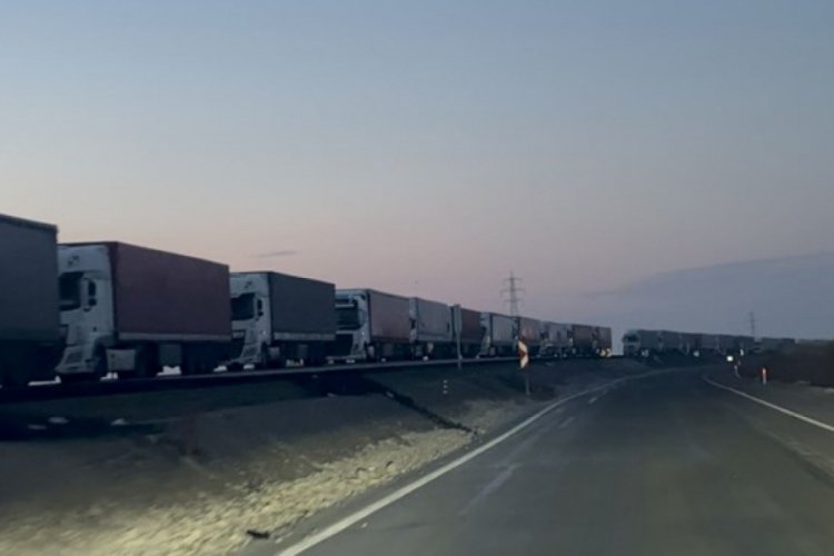 T&uuml;rkiye-Nah&ccedil;ıvan sınırında 13 kilometrelik tır kuyruğu