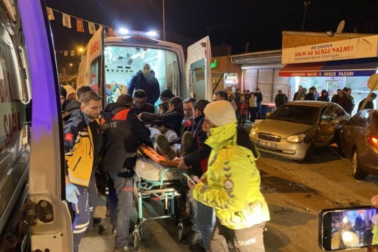 Ardahan'da iki otomobil &ccedil;arpıştı! 4 yaralı