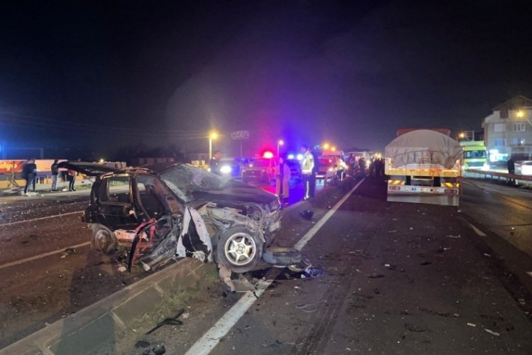 Sakarya'da kamyonla otomobil &ccedil;arpıştı: 2 &ouml;l&uuml;