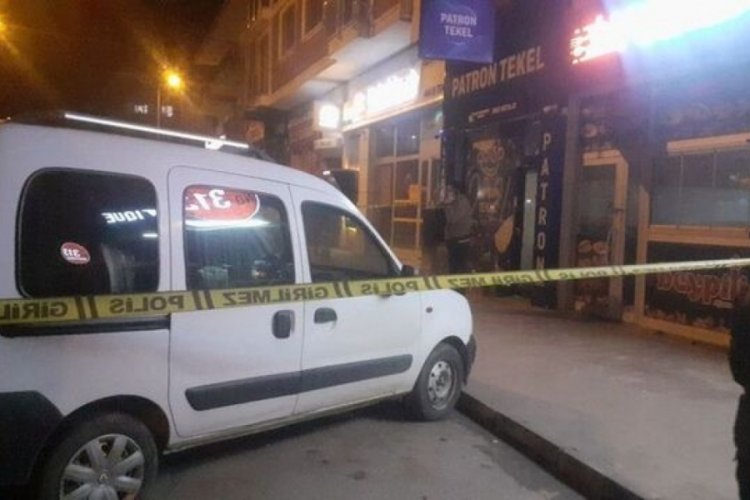 D&uuml;zce'de bir kişi tekel b&uuml;fesine pompalıyla ateş a&ccedil;arken elinden yaralandı