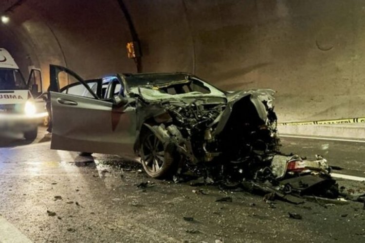 Kastamonu'da otomobil TIR'a &ccedil;arptı: 1 &ouml;l&uuml;