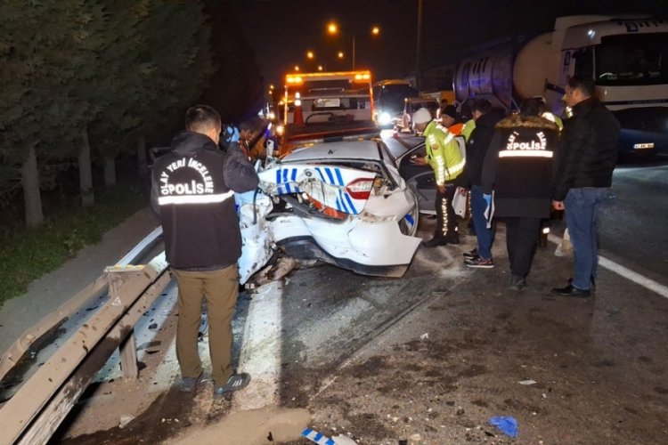 Ka&ccedil;ak g&ouml;&ccedil;menleri taşıyan ara&ccedil; ekip otosuna &ccedil;arptı