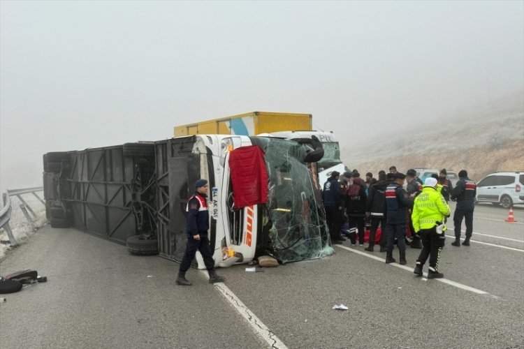 Malatya'da yolcu otob&uuml;s&uuml; devrildi! 4 kişi &ouml;ld&uuml;, 36 kişi yaralandı