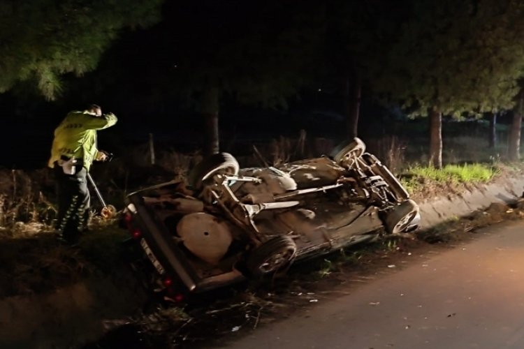 Tıra &ccedil;arpan otomobil şarampole devrildi: 2 ağır yaralı