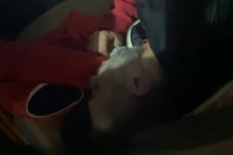 Takside sızan sarhoş m&uuml;şteri t&uuml;m &ccedil;abalara rağmen uyanmadı