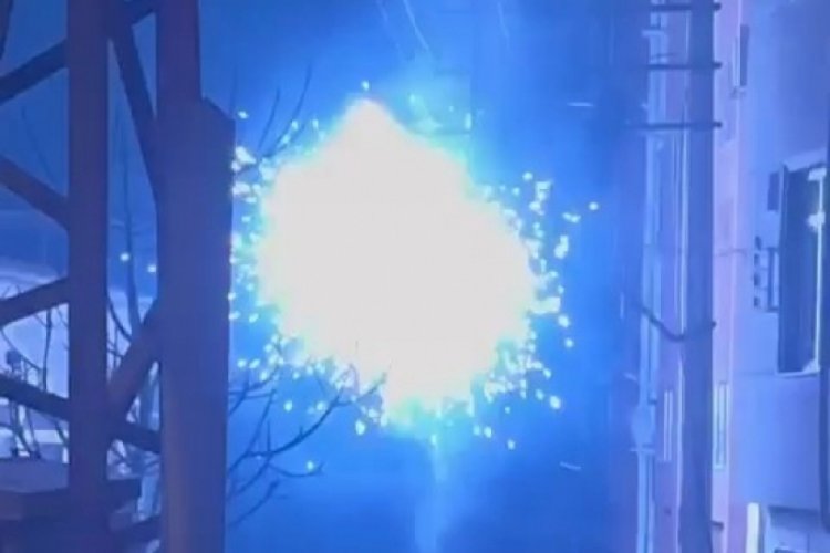 Trafo bomba gibi patladı: Kıvılcımlar sokağı aydınlattı