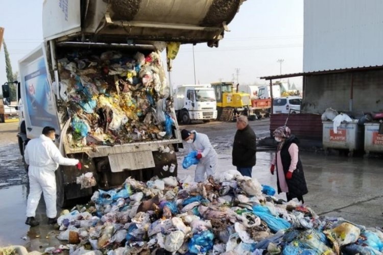 Manisa'da &ccedil;&ouml;plerin i&ccedil;inde altın aradılar