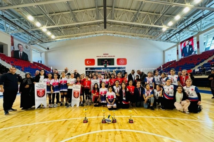 Niğde'de voleybol şampiyonları belli oldu