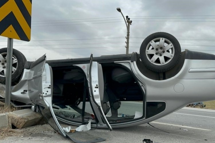 Patpat ile &ccedil;arpışan otomobilde 3 kişi yaralandı