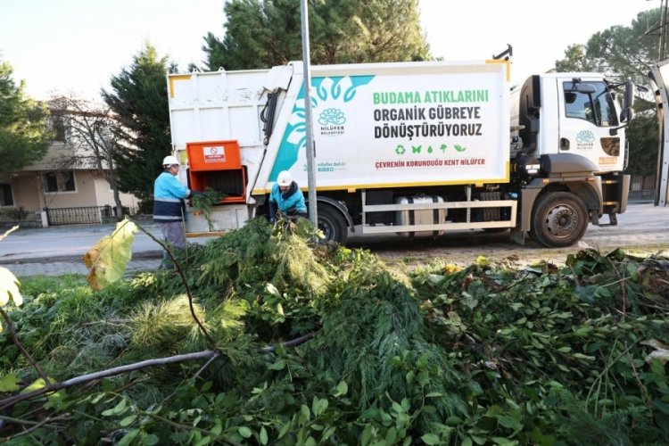 Bursa Nil&uuml;fer Belediyesi'nde ağa&ccedil; dallarından g&uuml;bre elde ediliyor