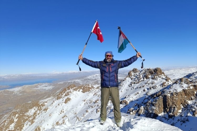 Van'da dağcılar Filistinlilere destek amacıyla zirve tırmanışlarını s&uuml;rd&uuml;r&uuml;yor