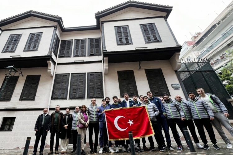 TOFAŞ Basketbol Takımı, Atat&uuml;rk'&uuml;n doğduğu evi ziyaret etti