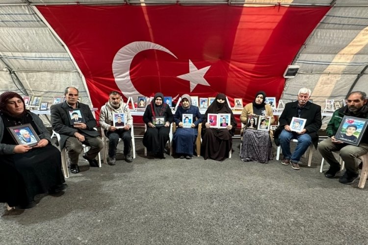 Diyarbakır anneleri oturma eylemini s&uuml;rd&uuml;r&uuml;yor
