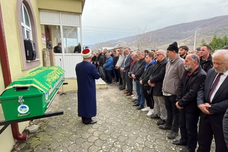 Kazada hurdaya d&ouml;nen otomobilde hayatını kaybeden iki gen&ccedil; defnedildi
