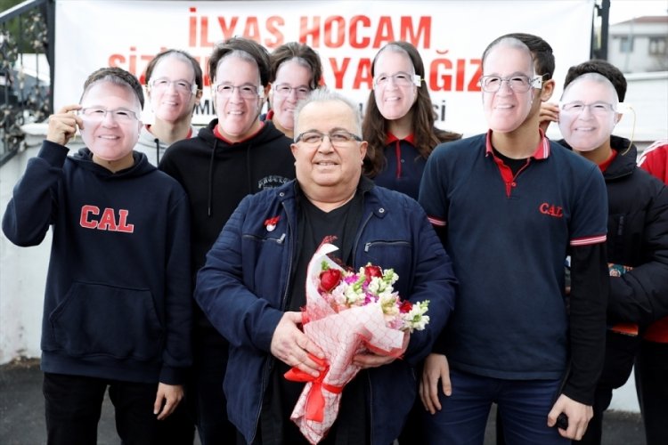 &Ouml;ğrenciler &ouml;ğretmenlerini "maske"yle uğurladı