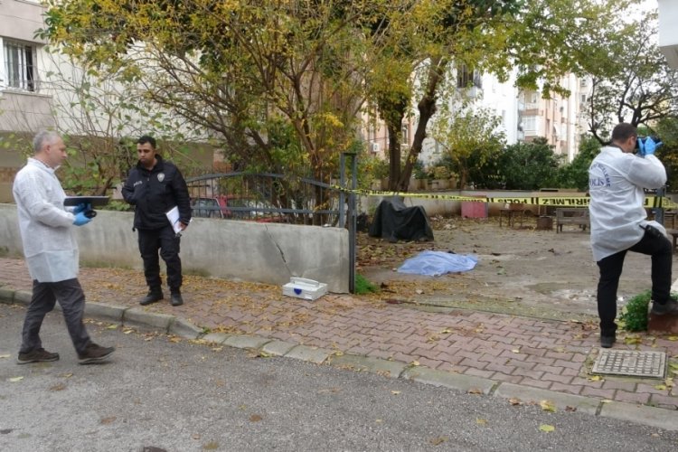 "Balkona &ccedil;ıkacağım" dedi, apartman bah&ccedil;esinde &ouml;l&uuml; bulundu
