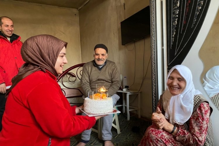 Ağrı'da Kızılay'dan 65 yaşındaki kadına doğum g&uuml;n&uuml; s&uuml;rprizi