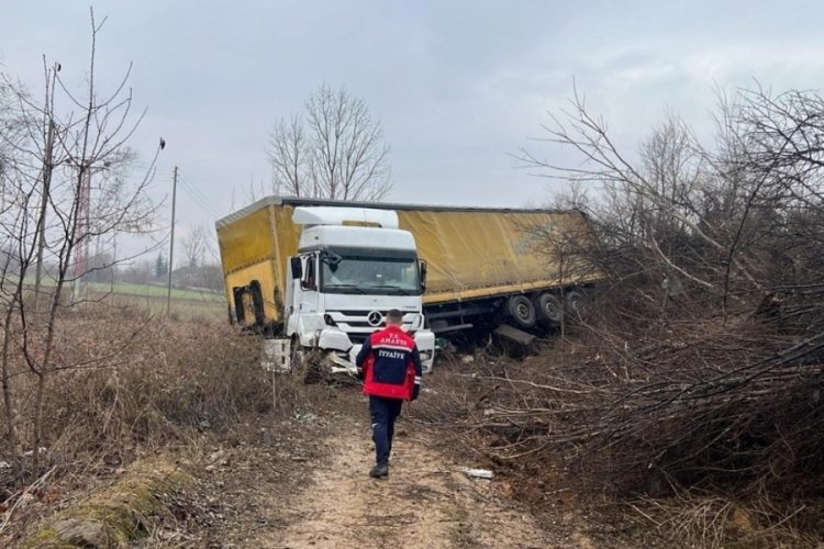 Amasya'da tır devrildi: 1 yaralı