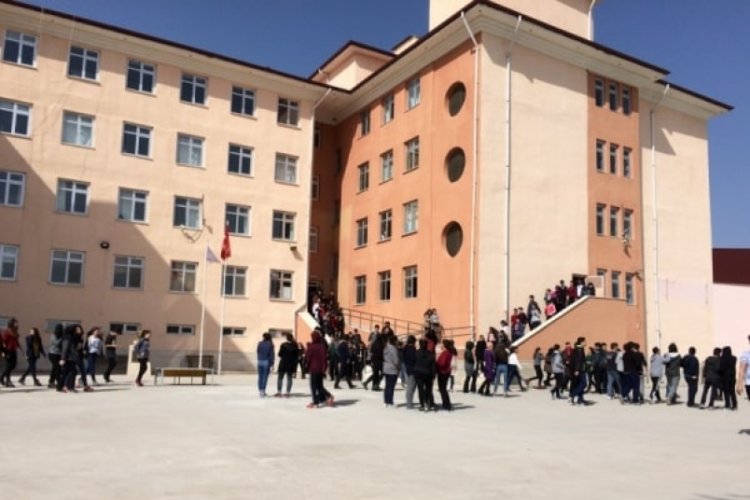 Lise &ouml;ğrencisi 4. kattan d&uuml;şerek yaralandı