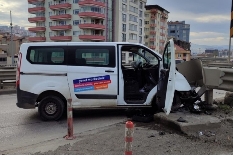 Samsun'da minib&uuml;s bariyere &ccedil;arptı! 1 yaralı