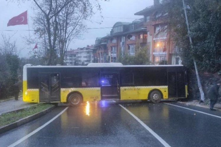 İstanbul'da İETT otob&uuml;s&uuml; &ouml;nce &ouml;n&uuml;ndeki araca sonra duvara &ccedil;arparak durabildi