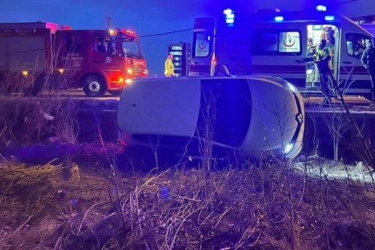 Sivas'ta otomobil devrildi! 3'&uuml; &ccedil;ocuk 5 yaralı