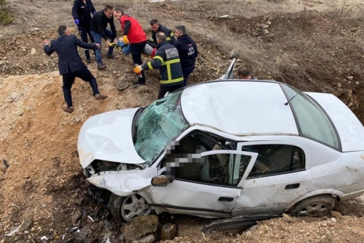 Bolu'da yoldan &ccedil;ıkan otomobil kağıt gibi ezildi