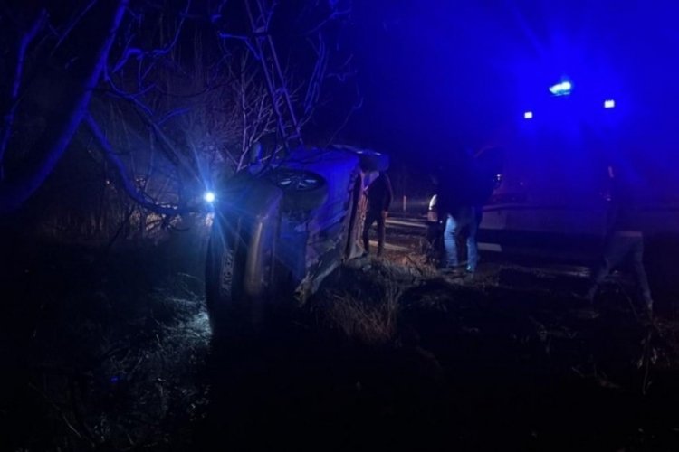 Kastamonu'da direğe &ccedil;arparak takla atan otomobildeki 4 kişi yaralandı